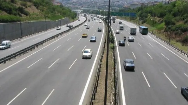 Restricții pe drumurile din 35 de județe, luni și marți, din cauza codului roșu de caniculă