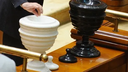 Moțiunea de cenzură împotriva Guvernului Bolojan. A început votul în plenul Parlamentului