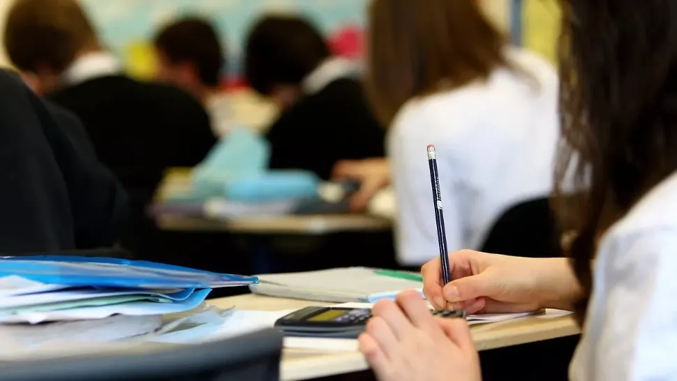 Bani de la stat pentru elevii de nota 10. Ce sume primesc absolvenții de gimnaziu și liceu