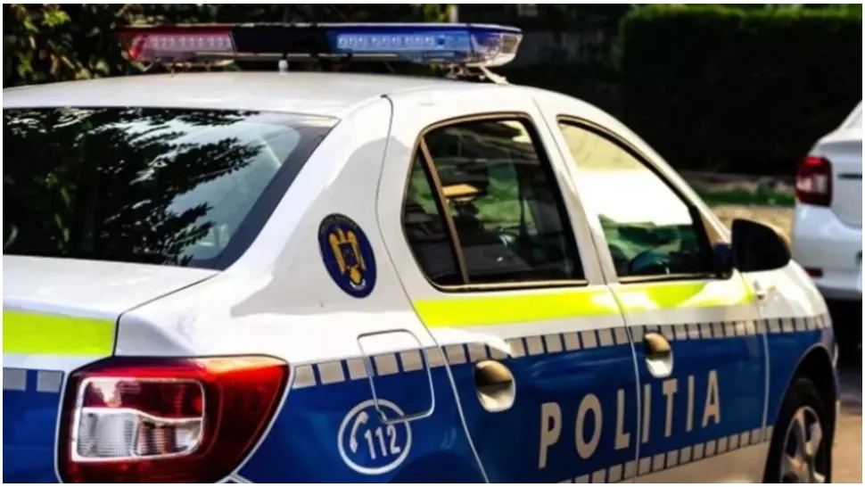 Tragedie pe un drum național după ce un TIR a izbit în plin o mașină de salubritate. Un angajat a murit pe loc iar un altul este grav rănit