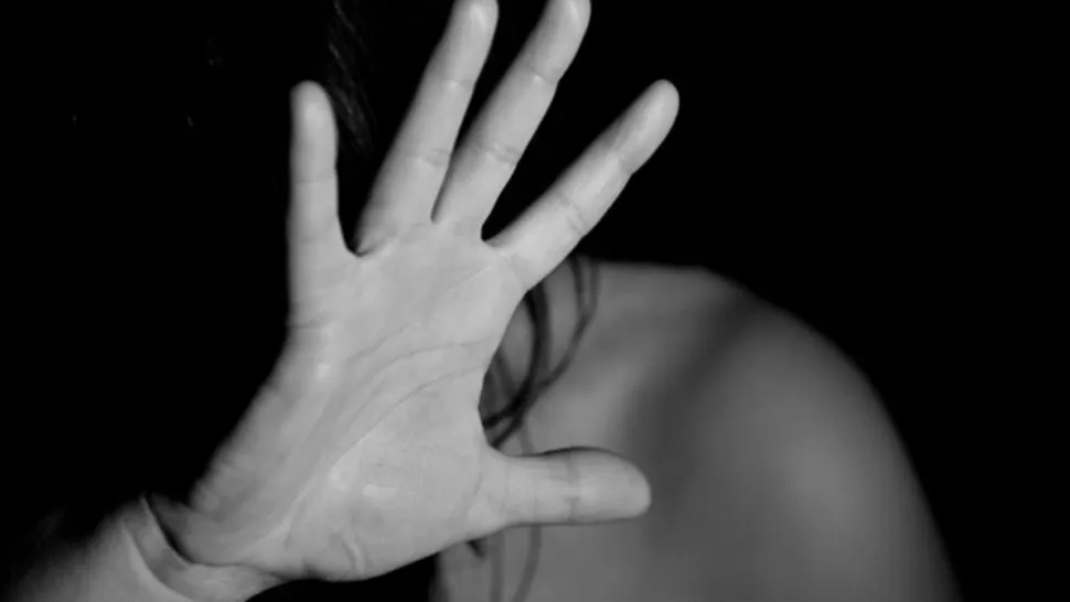 Caz șocant la banchetul unui liceu din Cluj. Elevă premiantă, transportată la spital după ce ar fi fost „drogată și agresată sexual”