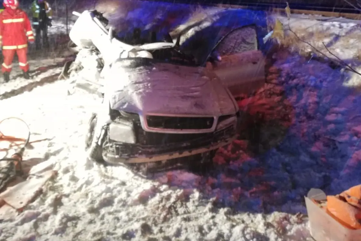 FOTO + VIDEO Autobuz cu 40 de persoane, implicat într-un accident rutier! Un bărbat a murit