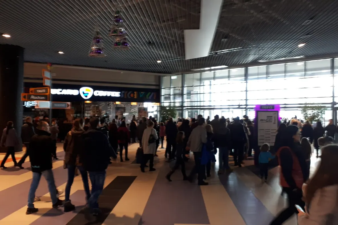 ULTIMĂ ORĂ Panică la mall! Clienţii şi angajaţii au fost evacuaţi