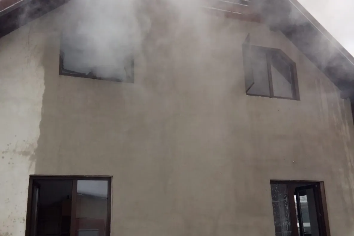 ULTIMĂ ORĂ: Arde o casă din localitatea Şimon