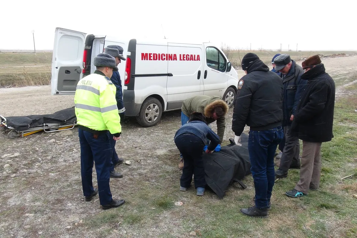 Bărbat mort, găsit pe marginea drumului