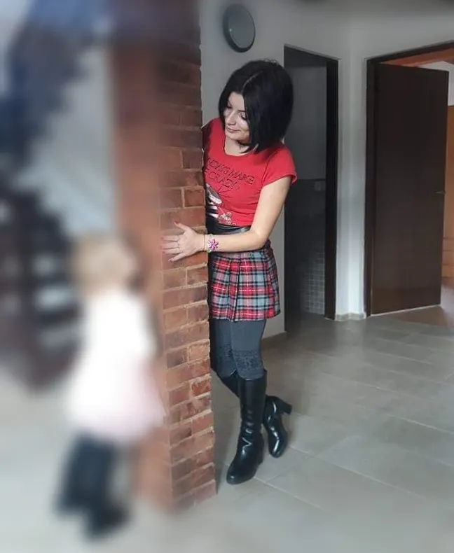 Incredibil, dar adevărat! Fără vreo vină, o tânără mamă se luptă, în instanță, pentru custodia propriului copil