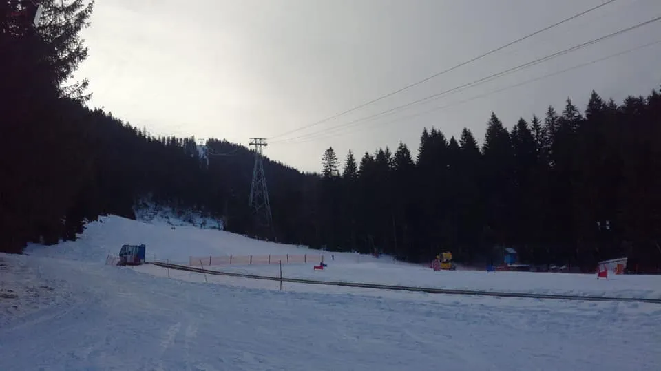Vântul puternic a oprit unele instalații pe cablu din Poiana Brașov