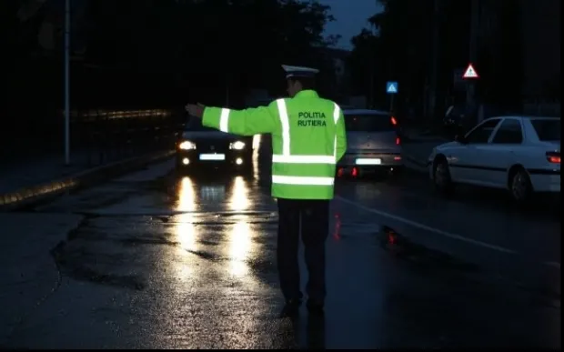 Sute de șoferi, verificați în miez de noapte, de polițiști
