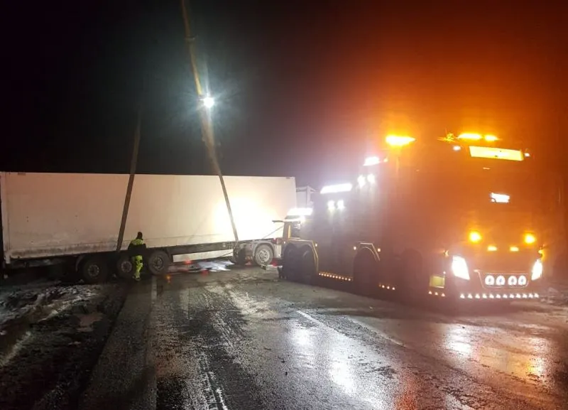 FOTO TIR răsturnat pe DN13