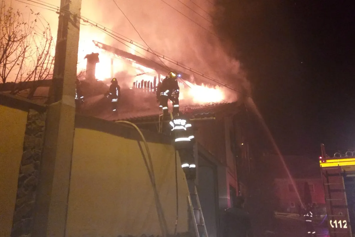 Casă din Săcele, cuprinsă de flăcări