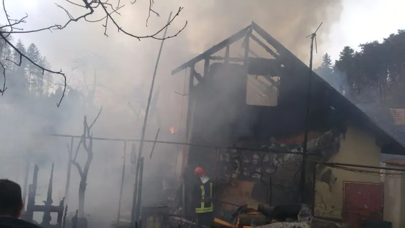 Două case din județul Brașov, în flăcări (FOTO)