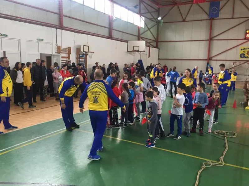 FOTO Minte sănătoasă, în corp sănătos! Corona a iniţiat proiectul "Sportul în şcoli"