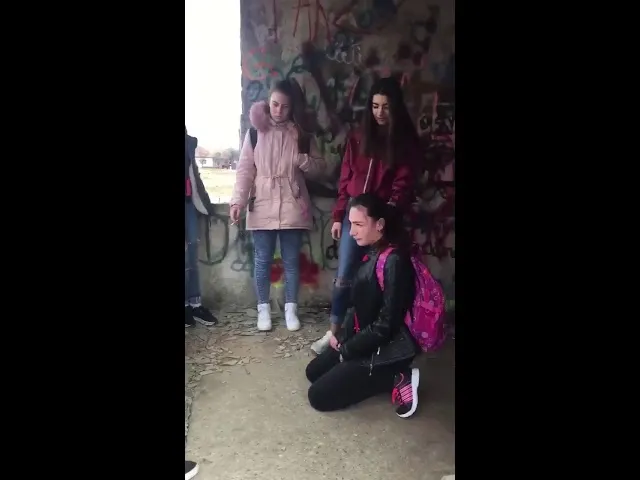 VIDEO Elevă lovită și umilită, într-o școală din Zărnești
