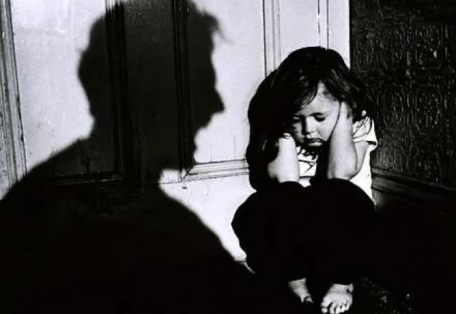 Un tată și-a lovit cu pumnii, piciorele și biciul cei patru copii! Pe unul l-a ars cu jarul din sobă