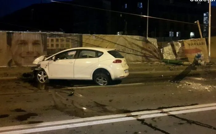 FOTO O mașină intrată într-un stâlp a afectat circulația mijloacelor de transport în comun din Brașov