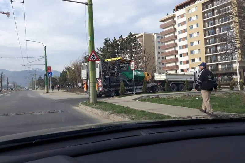 FOTO Protest cu folos! Se asfaltează străzile dintre blocurile noi din cartierul Tractorul