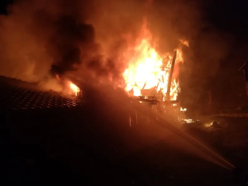Incendiu, azi-noapte, lângă o pensiune din Zărnești (FOTO)