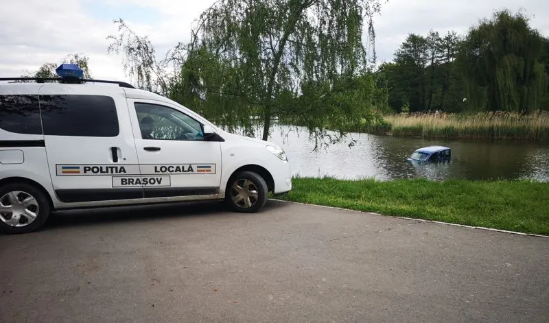 FOTO+VIDEO Noua atracție de pe lac: mașina plutitoare!