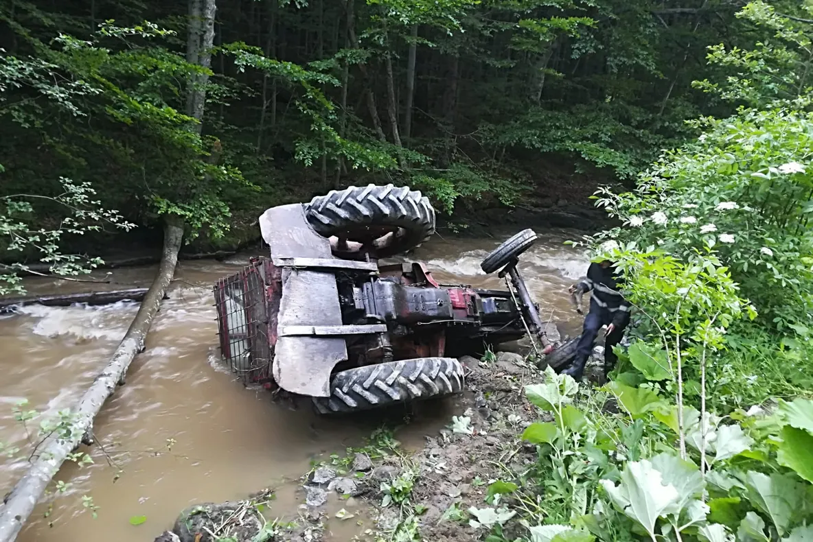 Bărbat mort, după ce a fost strivit de tractor! (FOTO)