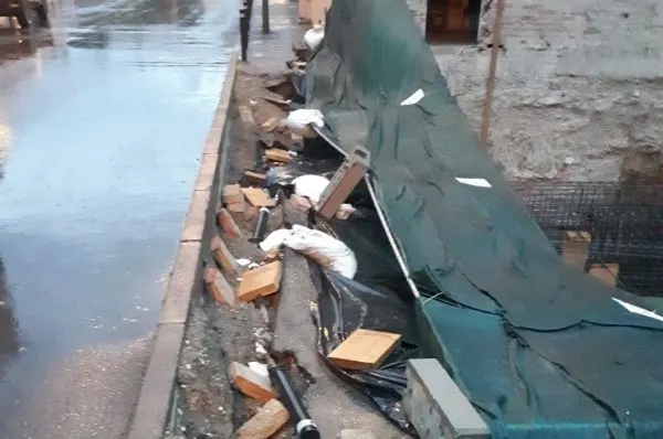 Gard prăbușit pe un șantier ilegal din Brașov (FOTO)