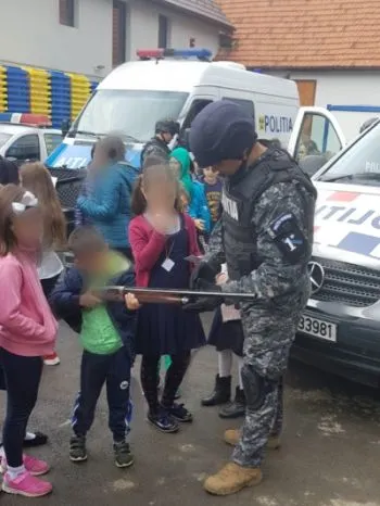 Polițiștii din Cristian, vizitați de peste 300 de elevi (FOTO)