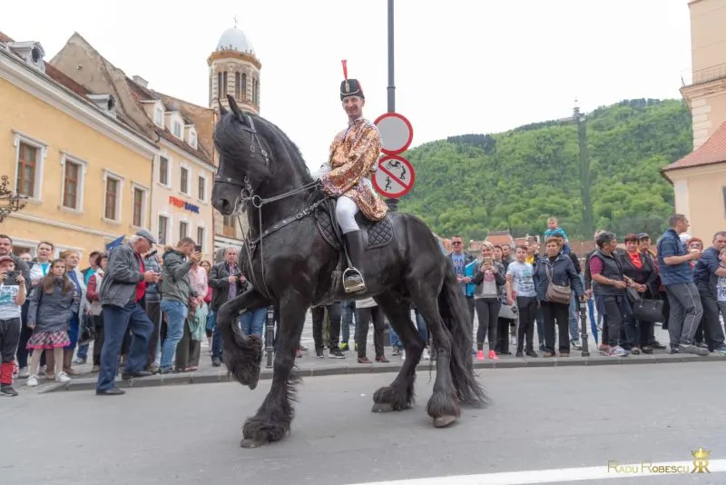 Maialul tradițional al Junilor, astăzi, la Brașov