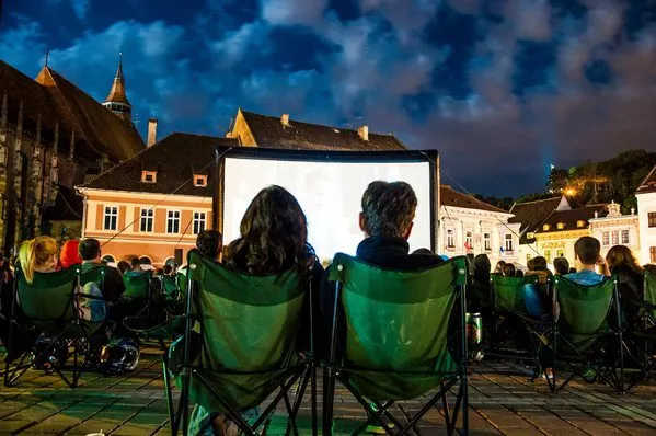 Filme în aer liber, în Piața Sfatului