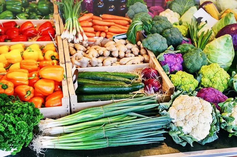 Nereguli grave în Piața Stupini! Tone de fructe și legume au fost confiscate
