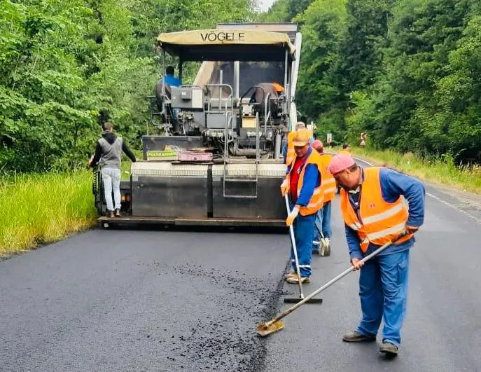 Se asfaltează DN 13, chiar și în weekend