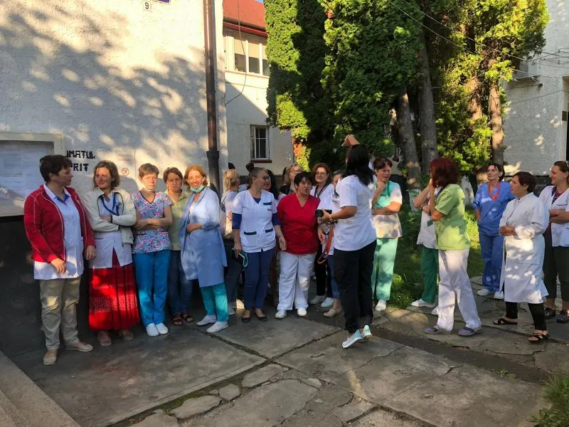 FOTO Au îndrăznit să-și ceară drepturile, iar acum li se cere socoteală!