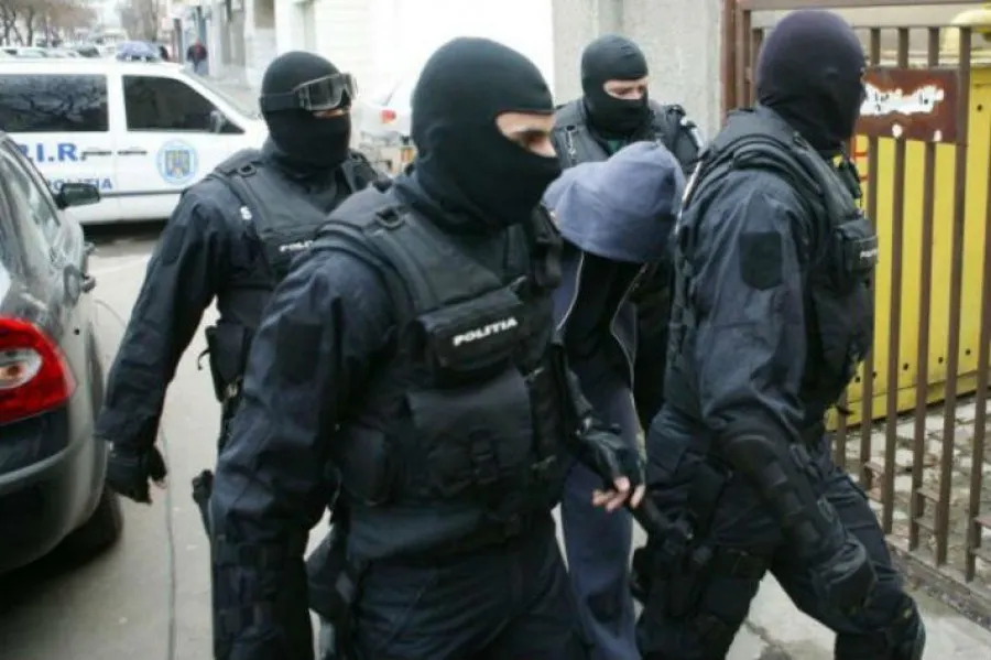 Percheziții, în această dimineață, la Săcele, într-un dosar de șantaj, camătă și înșelăciune