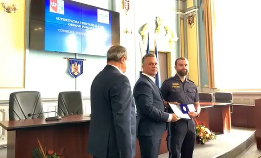VIDEO Polițistul din Munchen, care a ajutat românii să voteze pe 26 mai, a fost premiat, la Brașov