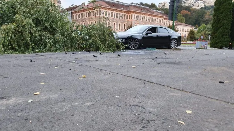 FOTOGALERIE Un șofer băut a intrat cu mașina în copac, în centrul Brașovului