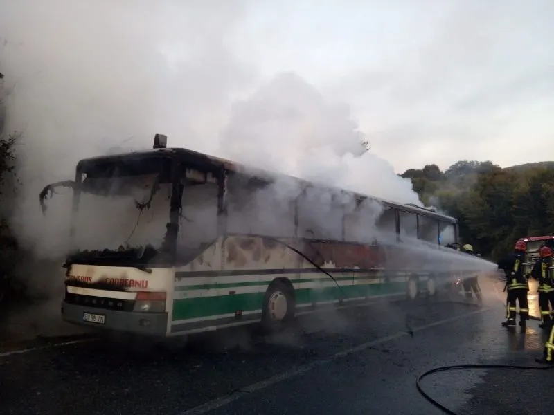 VIDEO+FOTO Autobuz în flăcări, pe DN10, la Teliu! Trafic întrerupt