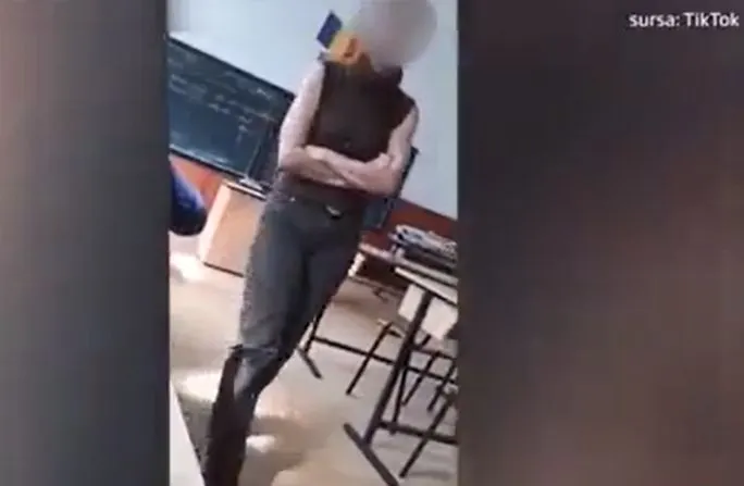 Eleva de la Săcele, care și-a umilit profesoara, a fost sancționată
