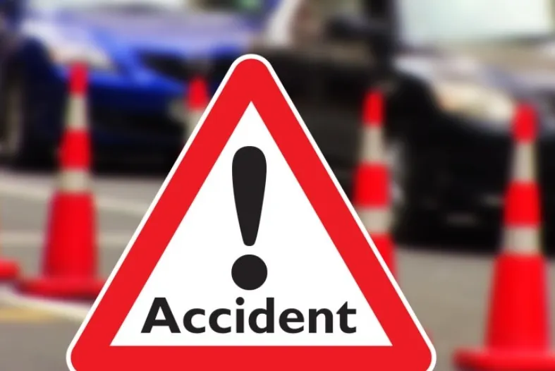 Ambulanţă implicată într-un accident rutier