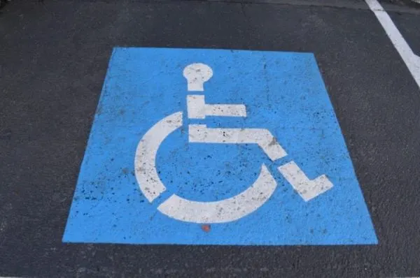 FOTO Cum să ocupi, cu un autovehicul, trei locuri de parcare destinate persoanelor cu dizabilități?