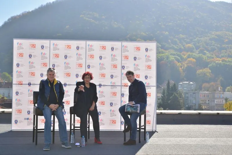 FOTOGALERIE Scripcaru a ajuns, până la urmă, pe acoperiș! Festivalul Internațional de Dramaturgie Contemporană a fost promovat într-o manieră inedită