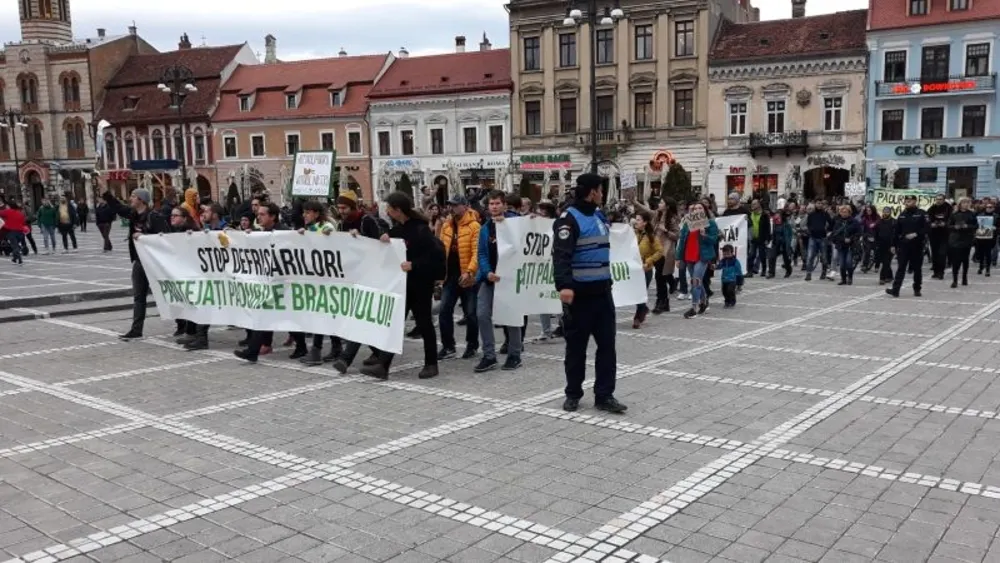 Brașovenii au ieșit în stradă, pentru protejarea pădurilor (FOTO)