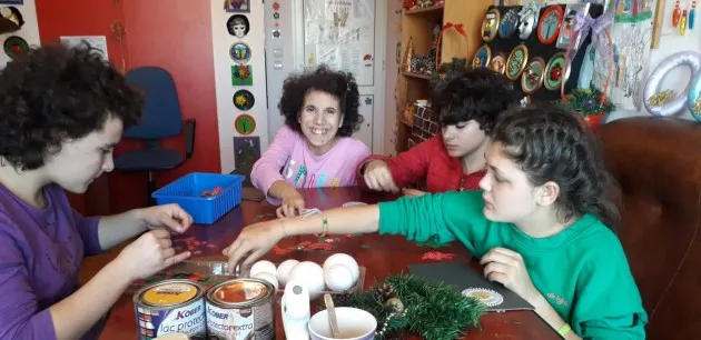 Târg de Crăciun cu decorațiuni realizate de copiii instituționalizați