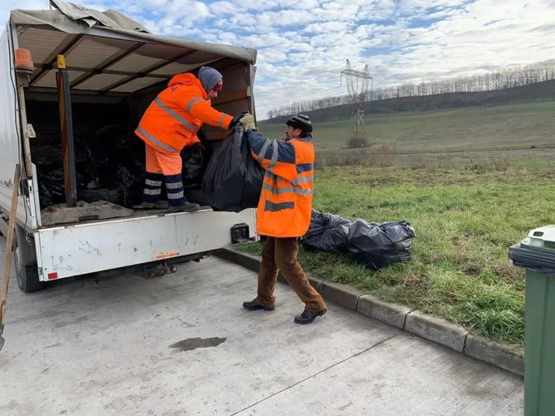 FOTO Curățenie de sărbători și pe drumurile din județul Brașov