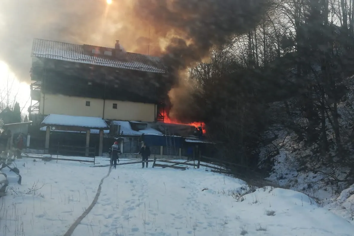 FOTO Pensiune din Şimon, în flăcări