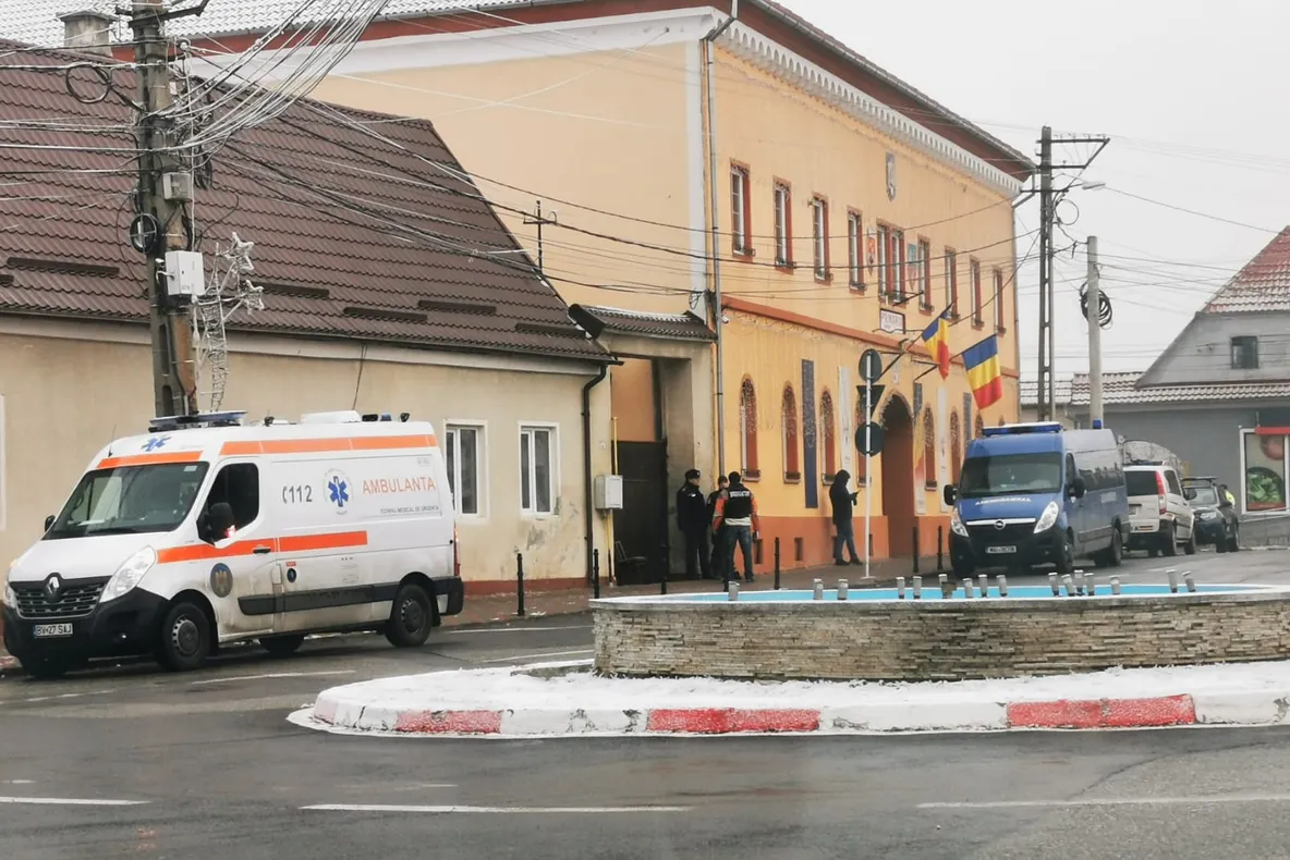 O mamă a ameninţat că îşi omoară copilul! Misiunea poliţiştilor, încheiată după miezul nopţii (FOTO+VIDEO)
