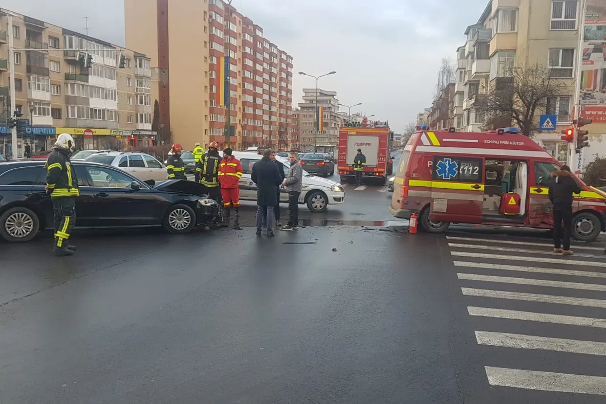 Echipaj SMURD implicat într-un accident rutier!
