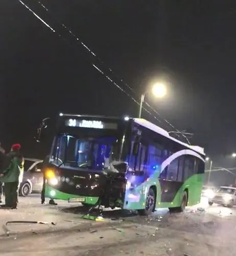 VIDEO Accident produs între un autobuz RAT și un autoturism