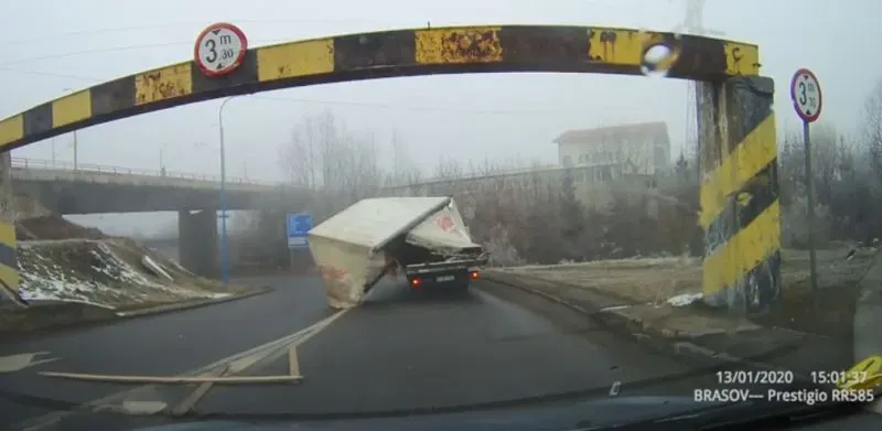 VIDEO Accident inedit! Limitatorul de înălțime, bată-l vina...