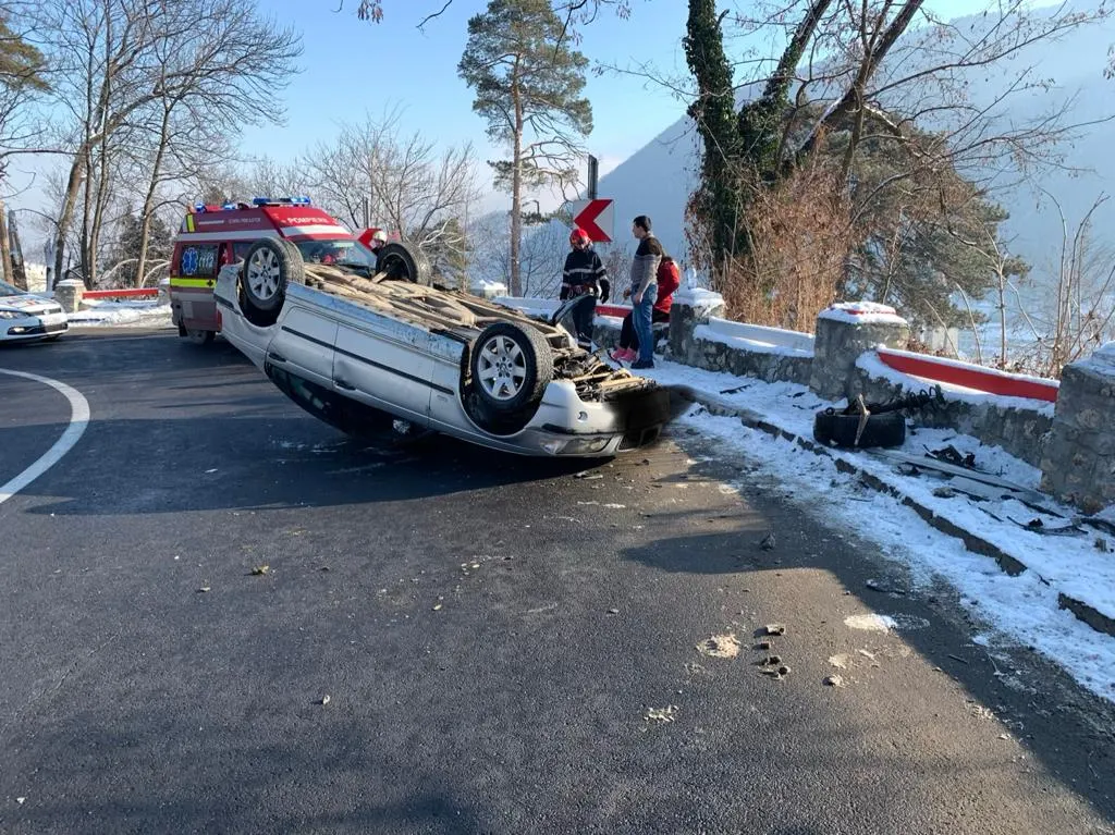 VIDEO Momentul în care o mașină se răstoarnă pe drumul de Poiană