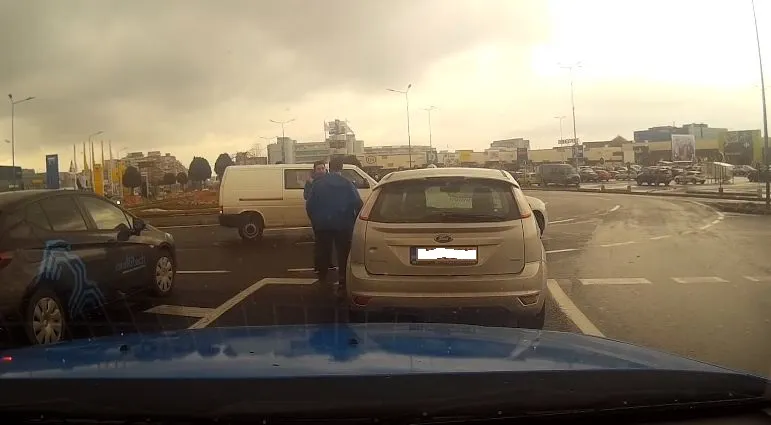 VIDEO Înjurături și pumni, în trafic, la Brașov!