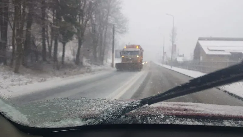 VIDEO Atenție, șoferi! Ninge pe DN1!