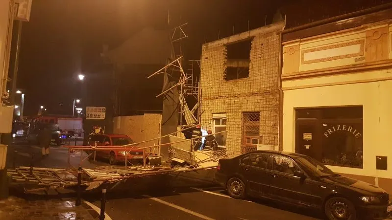 VIDEO+FOTO Efectele vântului puternic: trenuri blocate în stații, copaci doborâți și schele căzute peste mașini!